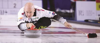 Kevin Koe, dos veces campeón mundial de curling y empleado de Repsol en Canadá.
