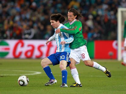 Lionel Messi defiende el balón ante Andrés Guardado durante el Mundial de 2010, en Sudáfrica.