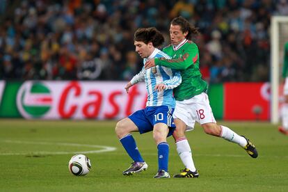 Qatar 2022: Lionel Messi defiende el balón ante Andrés Guardado