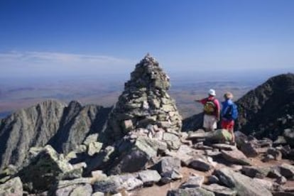 Dos senderistas en la cima del monte Katahdin, en Maine (EE UU), donde termina el sendero de los Apalaches.