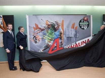 Maroto, De Andrés y Portela (de izquierda a derecha) descubren el cartel de la próxima edición de la Copa del Rey de Baloncesto.