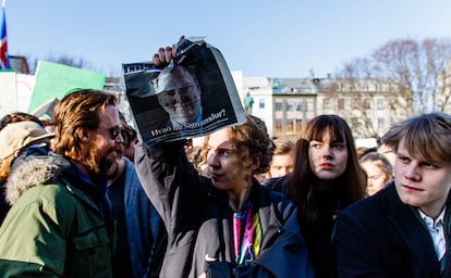 Manifestantes se concentran durante una protesta que pide la renuncia del primer ministro islandés, Sigmundur David Gunnlaugson, frente al Parlamento en Reykjavic (Islandia).