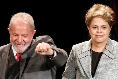 Lula termina su segundo mandato en 2011, y elige a su jefa de Gabinete, Dilma Roussef, como su sucesora. Dilma ganó la presidencia con el 56% de los votos. En la imagen, Lula y Dilma en una imagen de 2020. 