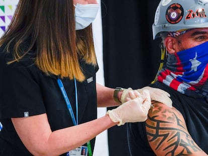 Un trabajador de la construcción recibe la vacuna de Pfizer en Nueva York.