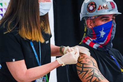 Un trabajador de la construcción recibe la vacuna de Pfizer en Nueva York.