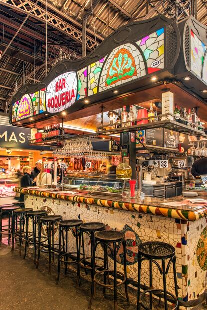 Bar de tapas en el emblemático mercado barcelonés de La Boqueria. 