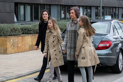 De nuevo, como ocurrió la víspera, cuando Felipe y Letizia y la reina Sofía visitaron a Juan Carlos I después de su decimoquinta operación quirúrgica, la reina Letizia ha abierto la puerta trasera del automóvil para que pudieran salir, primero la princesa Leonor y después la reina Sofía.