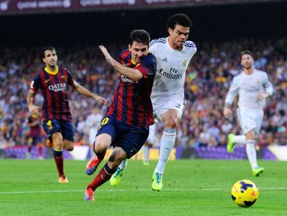 Messi intenta marcharse de Pepe.