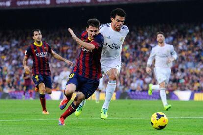 Messi intenta marcharse de Pepe.