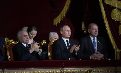 Temer (izquierda) y Putin, este martes en el Teatro Bolshoi de Moscú.