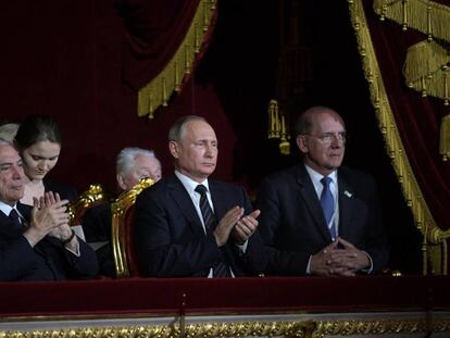 Temer (izquierda) y Putin, este martes en el Teatro Bolshoi de Moscú.