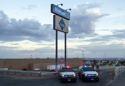 Coches de la policía fuera del Walmart en el que ocurrió el tiroteo de El Paso, Texas.