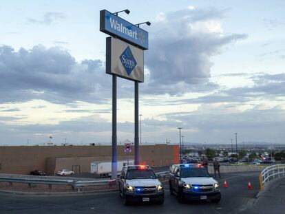 Coches de la policía fuera del Walmart en el que ocurrió el tiroteo de El Paso, Texas.