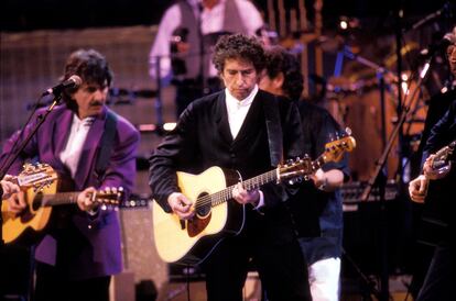 Bob Dylan y George Harrison (detrás) durante El concierto del 30 aniversario, en el Madison Square Garden de Nueva York, en 1992.