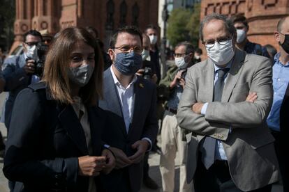 El presidente en funciones, Pere Aragonès, con la consejera de Presidencia, Meritxell Budó (der.) y Quim Torra (izq.).