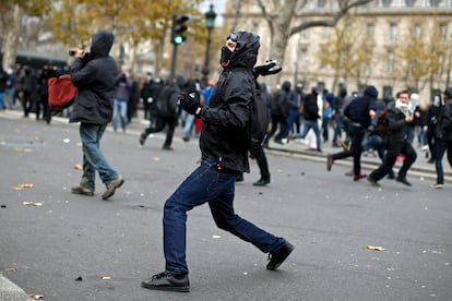 Un manifestante lanza un objeto a la policía francesa durante la protesta en París.
