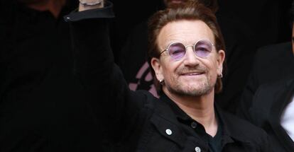 El vocalista irlandés Bono saluda a sus seguidores mexicanos.
