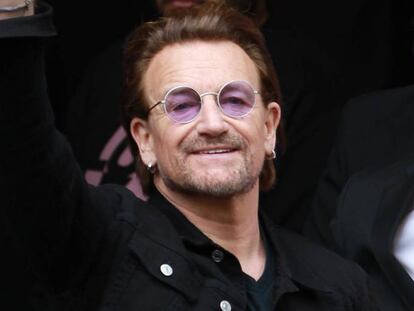 El vocalista irlandés Bono saluda a sus seguidores mexicanos.