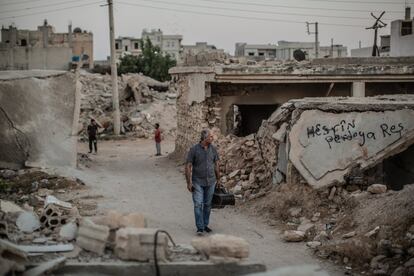Gani recorre las calles en ruinas de Kobane donde años atrás estudió música junto a su colega Rashid Sufi.