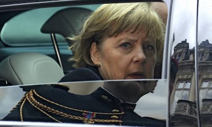 La canciller alemana, Angela Merkel, antes de reunirse con su hom&oacute;logo franc&eacute;s, Francois Hollande.
