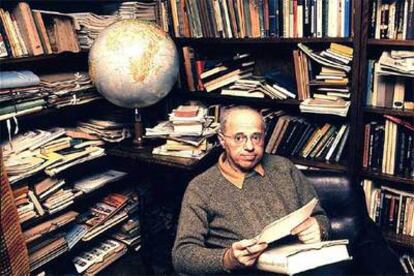 El escritor Stanislaw Lem, en 1975.