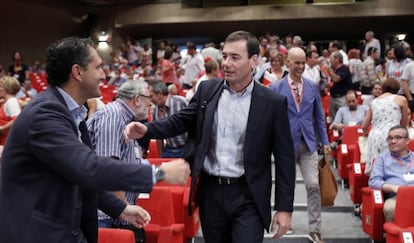 El diputado regional José Cepeda se acerca a saludar al secretario general del PSM, Tomás Gómez, en el Comité regional de mediados de septiembre.