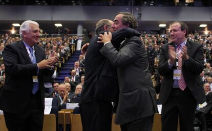 Díaz Ferrán abraza a Joan Rosell, su sucesor al frente de la patronal, tras ganar este las elecciones a la presidencia de la CEOE, en diciembre 2010.