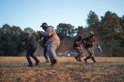 Integrantes de los autodenominados grupos de autodefensas entrenan en el Estado de Michoacán, a principios de febrero.