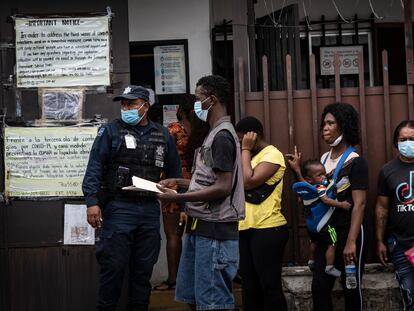 Migrantes provenientes de Haití y Centroamérica esperan turno ante la Comisión Mexicana de Ayuda a Refugiados para tramitar su asilo en la ciudad de Tapachula (México), en agosto pasado.