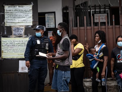 Migrantes provenientes de Haití y Centroamérica esperan turno ante la Comisión Mexicana de Ayuda a Refugiados para tramitar su asilo en la ciudad de Tapachula (México), en agosto pasado.