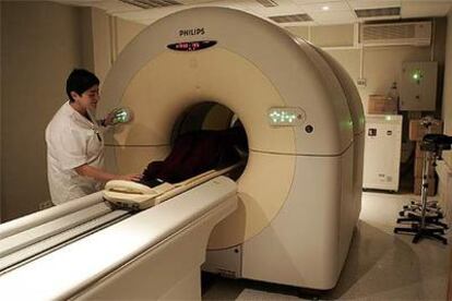 Un enfermo es introducido en un aparato de tomografía por emisión de positrones.