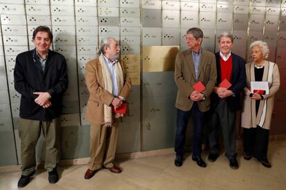 Desde la izquierda, Luis García Montero, Jesús Munarriz, Chus Visor, Jorge Herralde y Beatriz de Moura, este jueves.