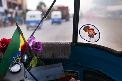 En el interior de un tuc tuc,pequeño taxi urbano,una bandera de Eitopí­a, con una estrella de cinco puntas como escudo, cohabita con una imagen del león de Judea coronado con la tricolor Rastafari y enmarcado en la silueta de Ãfrica. Los colores de Etiopía y el león de Judea son habituales en la imaginerí­a rastafari.