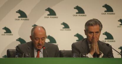 Miguel Ángel Fernandez Ordóñez, a la izquierda, junto a Miguel Blesa en una conferencia en 2006.