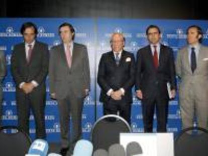 El patriarca de Nueva Rumasa, José María Ruiz Mateos (c), junto a seis de sus hijos, durante una rueda de prensa. EFE/Archivo