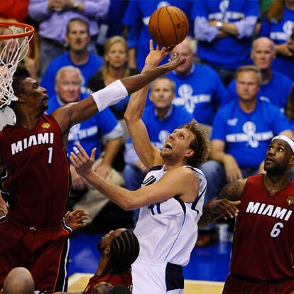 Nowitzki lanza a canasta entre Bosh y LeBron James.