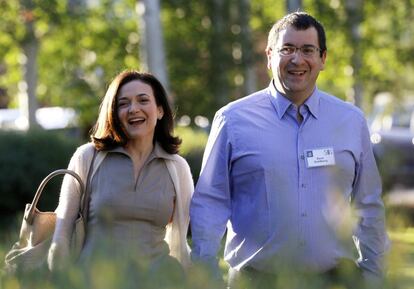 Sheryl Sandberg, la directora operativa de Facebook, llega a la exclusiva cita de Sun Valley acompañada de su marido David Goldberg, director ejecutivo de SurveyMonkey, empresa que provee soluciones web para encuestas con el uso de Internet como plataforma. Estas consultas online se han ido transformando en un arma de investigación esencial para distintas disciplinas.