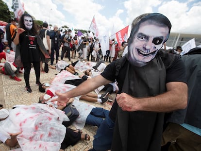 Manifestante com máscara representando Bolsonaro em ato na Praça dos Três Poderes, em Brasília, nesta quarta-feira.