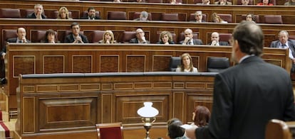 NAC17. MADRID, 15/02/2012.- El presidente del Gobierno, Mariano Rajoy (de espaldas), durante una de sus intervenciones en la sesión de control al Ejecutivo que se celebra hoy en el Congreso de los Diputados. EFE/Ángel Díaz