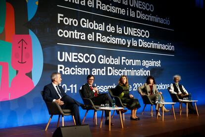 El alcalde de Barcelona, Jaume Collboni, el presidente de la Generalitat de Catalu?a, Salvador Illa, la subdirectora de la Unesco Gabriela Ramos, la ministra de Igualdad de Espa?a, Ana Redondo, y el premio Nobel de Literatura Wole Soyinkd participan en el Foro Global contra el Racismo y la Discriminacin, organizado por el Ayuntamiento de Barcelona y la UNESCO.