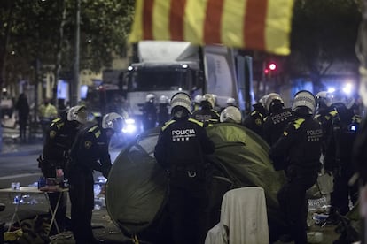 El declivi de la protesta va comen?ar dos dies abans de les eleccions. La tarda del 8 de novembre una tensa assemblea va acabar amb desenes de joves abandonant la protesta. Les joventuts d'ERC i la CUP van anunciar que la protesta havia de finalitzar i traslladar-se als barris. A la imatge, agents de la Gurdia Urbana participen en el desallotjament dels acampats.