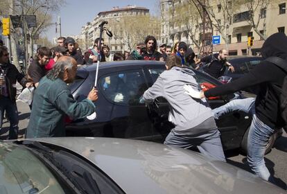 Coche particular atacado por manifestantes.