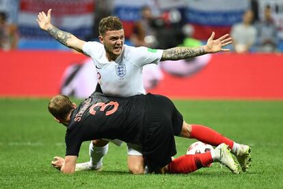 Kieran Trippier se queja tras recibir una falta de Ivan Strinic.