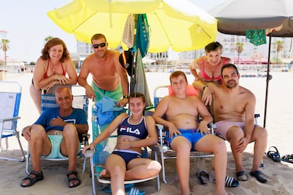 La familia Herrera-Núñez, originaria de Don Benito (Badajoz), el pasado jueves en la playa de Valdelagrana, en el Puerto de Santa María (Cádiz).