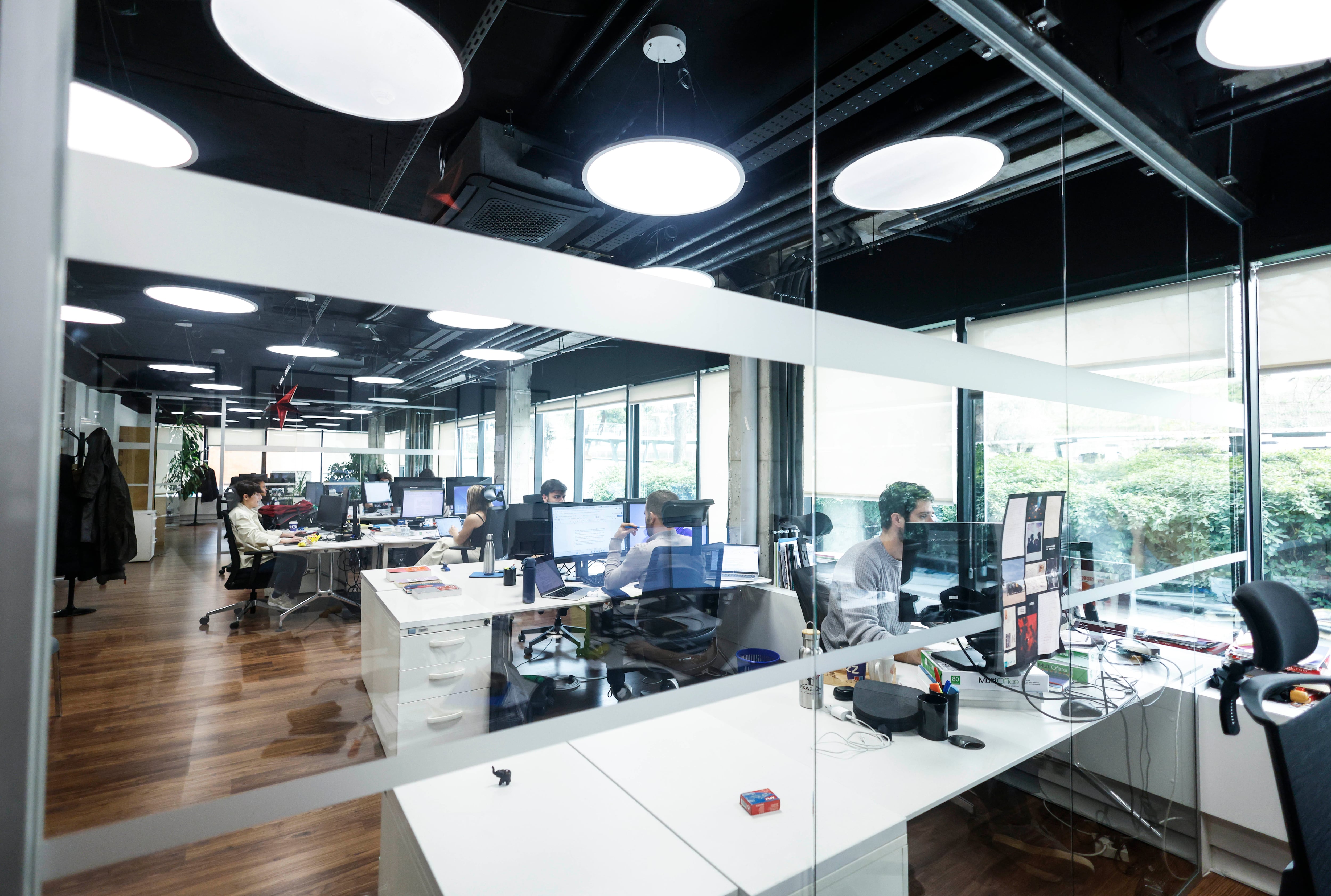 El equipo de analistas dependientes del jefe de gabinete de Pedro Sánchez en el complejo de La Moncloa, el pasado martes.