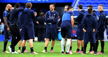 Bonucci en el centro de la rueda de jugadores de Italia.