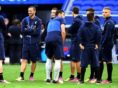 Bonucci en el centro de la rueda de jugadores de Italia.