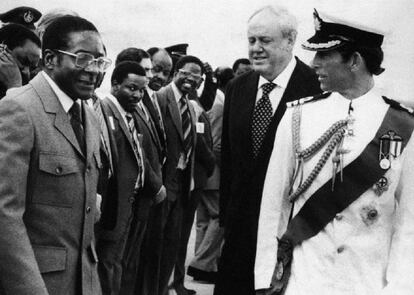 Robert Mugabe (i) y el príncipe Carlos de Inglaterra (d) en 1980.