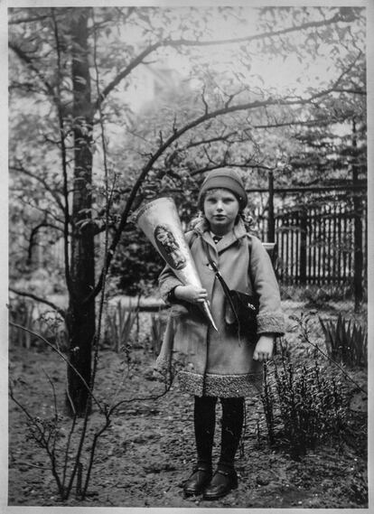 Evelyne Brix el 20 de abril de 1938. En 1946, Evelyne tenía 14 años y recibió comidas escolares gratuitas como parte de los programas cofinanciados y organizados por Save the Children en toda Alemania ante la escasez de comida tras la guerra. "No tenían por qué ayudarnos. Después de todo, éramos el enemigo", comenta.