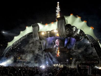 U2 en el Camp Nou durante la gira 360 en 2009.